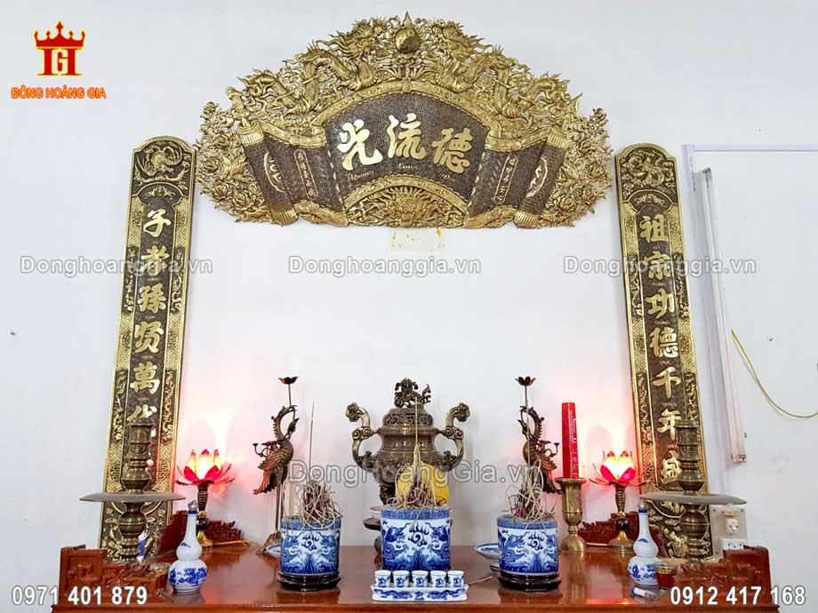 Hình ảnh bàn thờ gia tiên đẹp với bộ đồ thờ bằng đồng vàng hun giả cổ